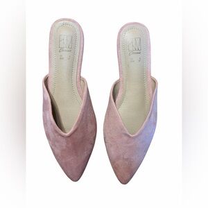Hawkwell Women's Soft Pink Suede Flats. Women’s size 6
